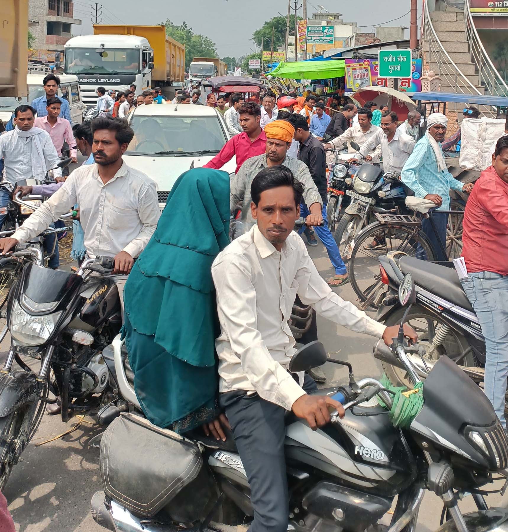 पुवायां के राजीव चौक पर जाम में फंसी एंबुलेंस। संवाद