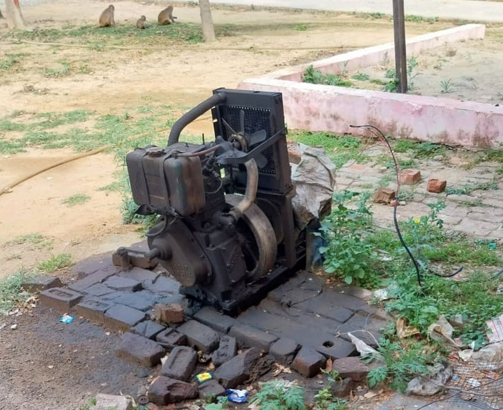 03बीडीएन23आर- कादरचौक सीएचसी पर बंद पड़ा जनरेटर।संवाद