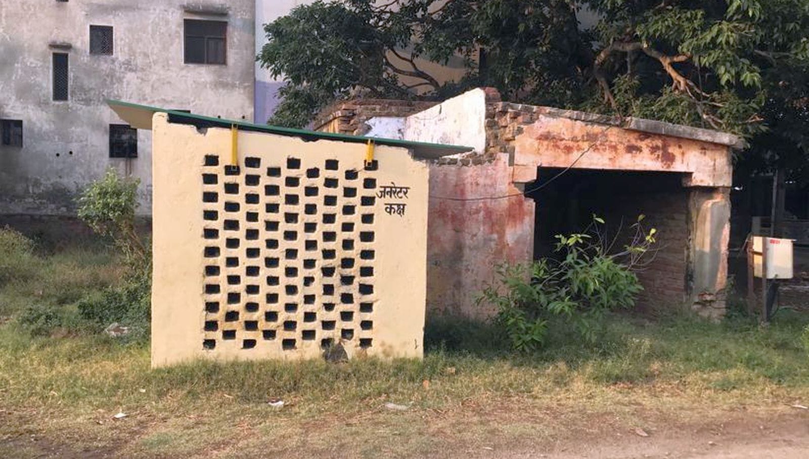 03बीडीएन23आर- कादरचौक सीएचसी पर बंद पड़ा जनरेटर।संवाद
