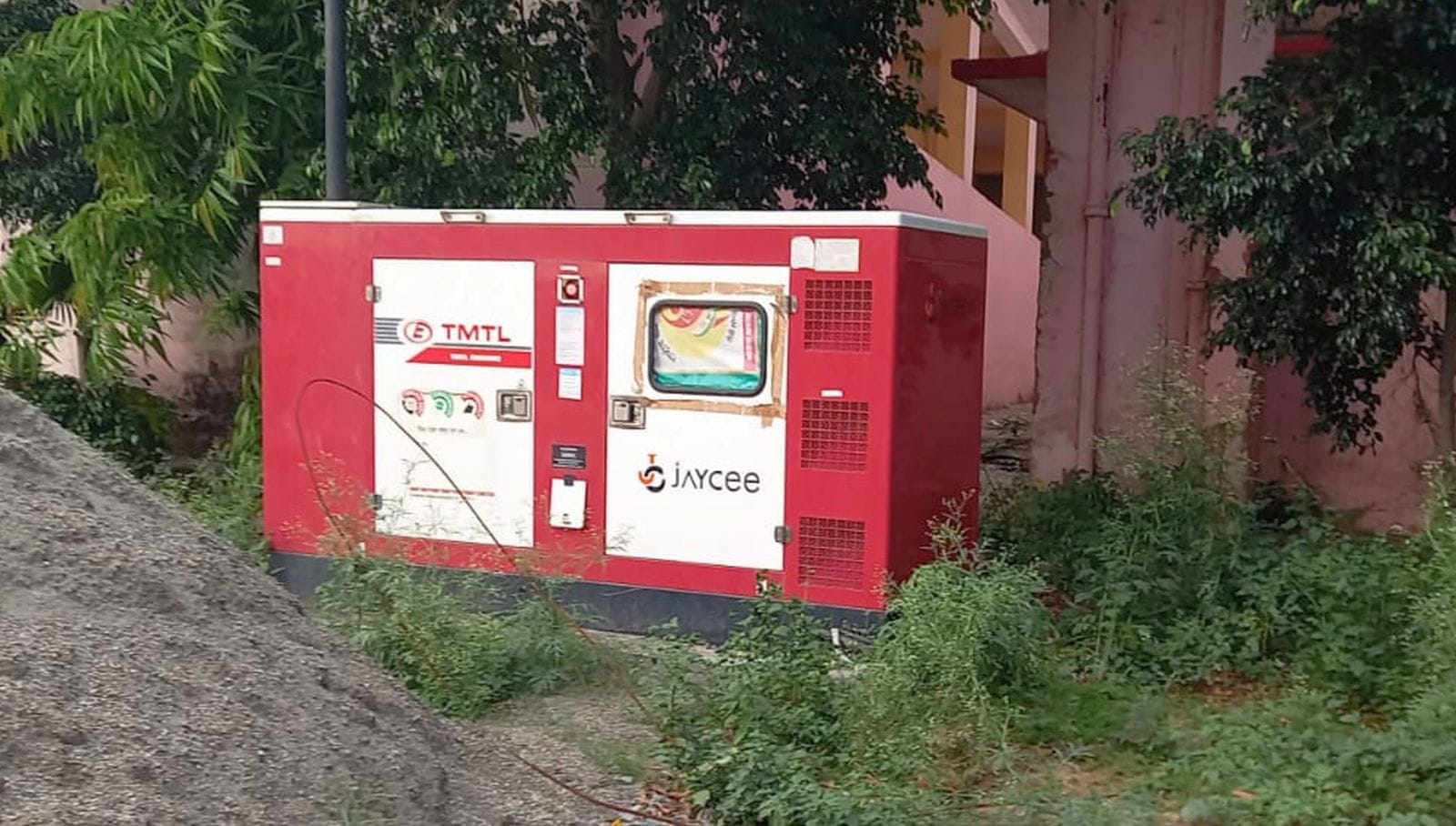 03बीडीएन23आर- कादरचौक सीएचसी पर बंद पड़ा जनरेटर।संवाद
