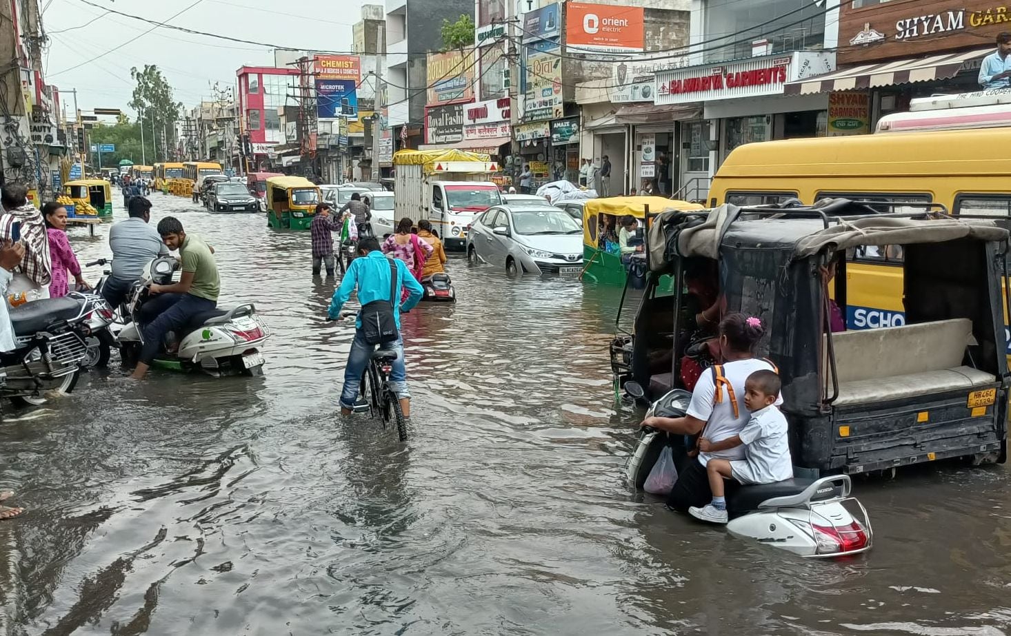फोटो 19: गोहाना रोड ककरोई चौक पर तालाब बनी सड़क पर जाम के कारण लगी स्कूल बसों की लाइन। संवाद