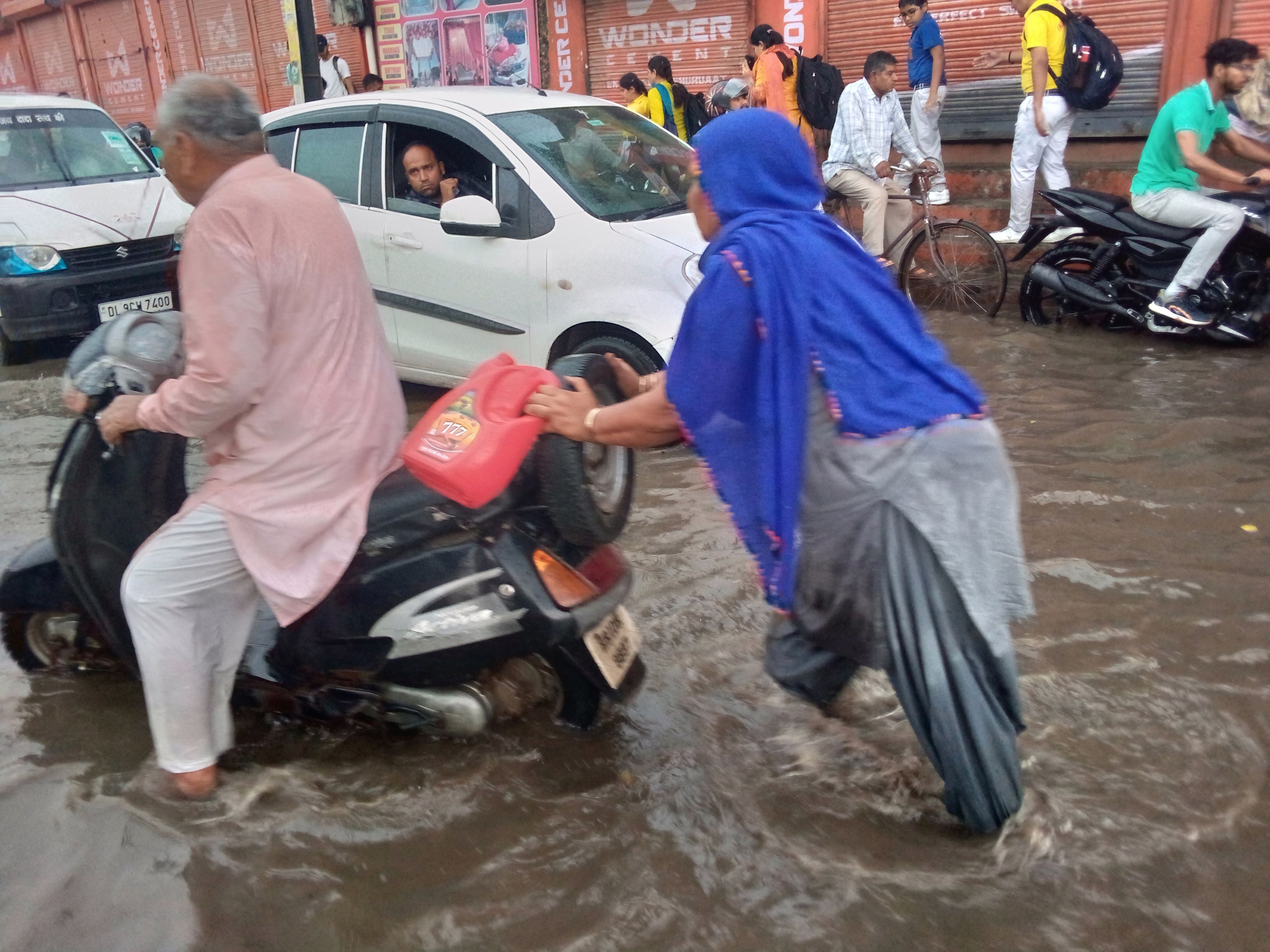 फोटो 19: गोहाना रोड ककरोई चौक पर तालाब बनी सड़क पर जाम के कारण लगी स्कूल बसों की लाइन। संवाद