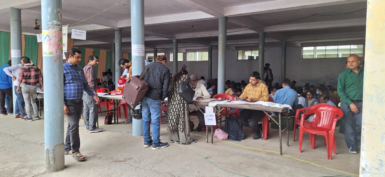 कूकडा मंडी से मतपेटी  लेकर  रवानगी  करती पोलिगं पार्टी।