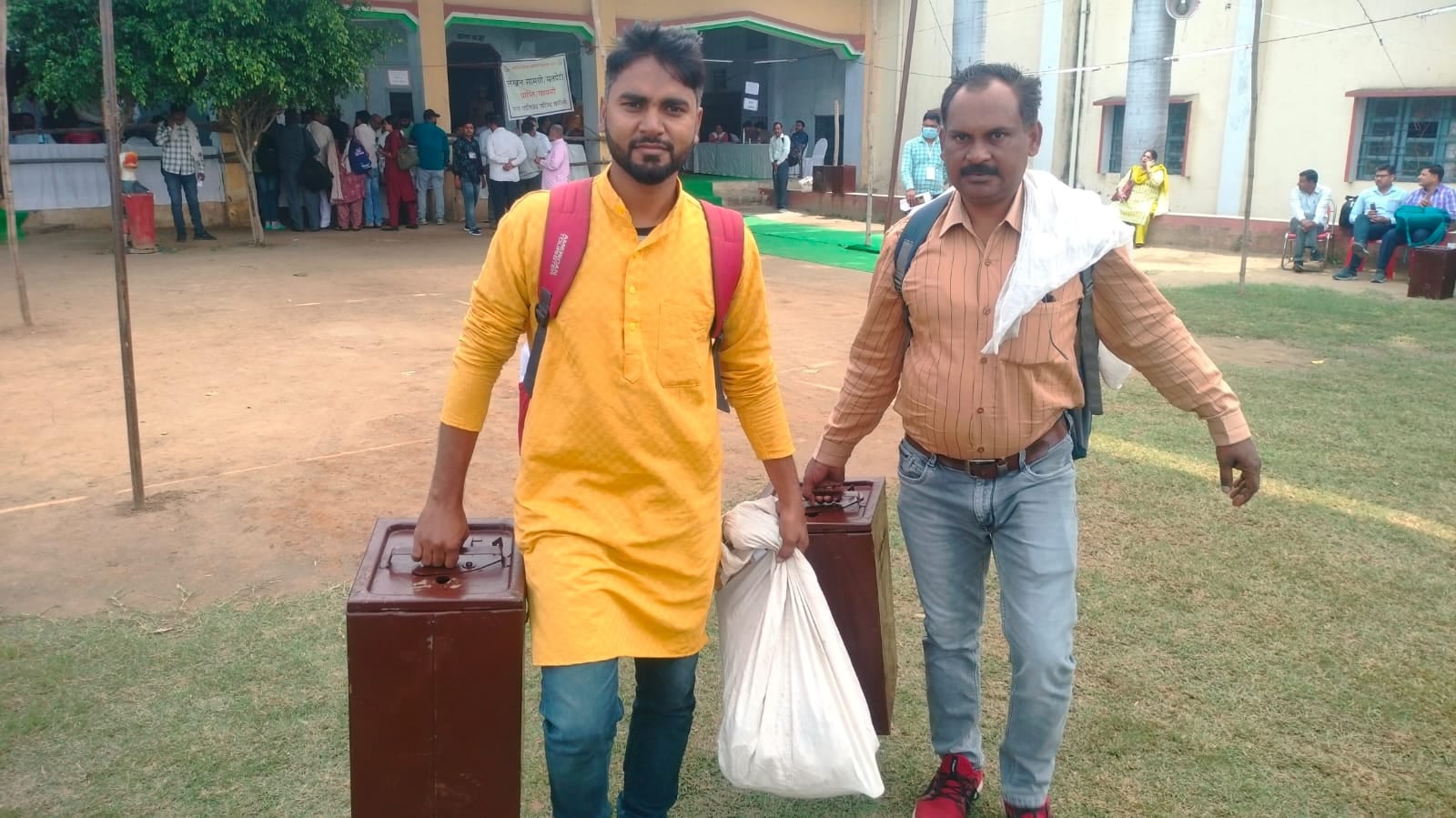 कूकडा मंडी से मतपेटी  लेकर  रवानगी  करती पोलिगं पार्टी।