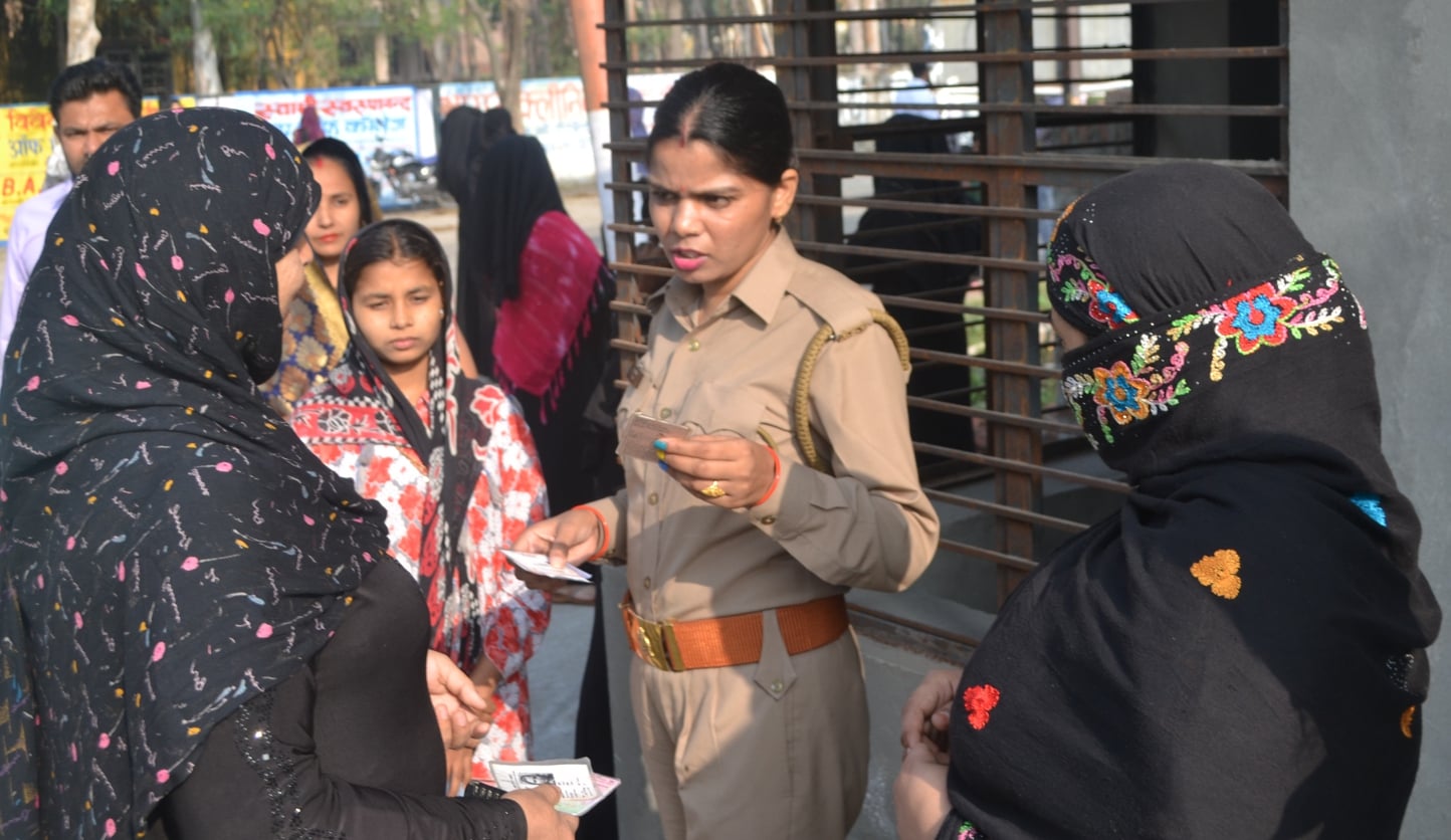 कैराना के पब्लिक इंटर कालेज में मुस्लिम महिला मतदाताओ की लगी लाइन