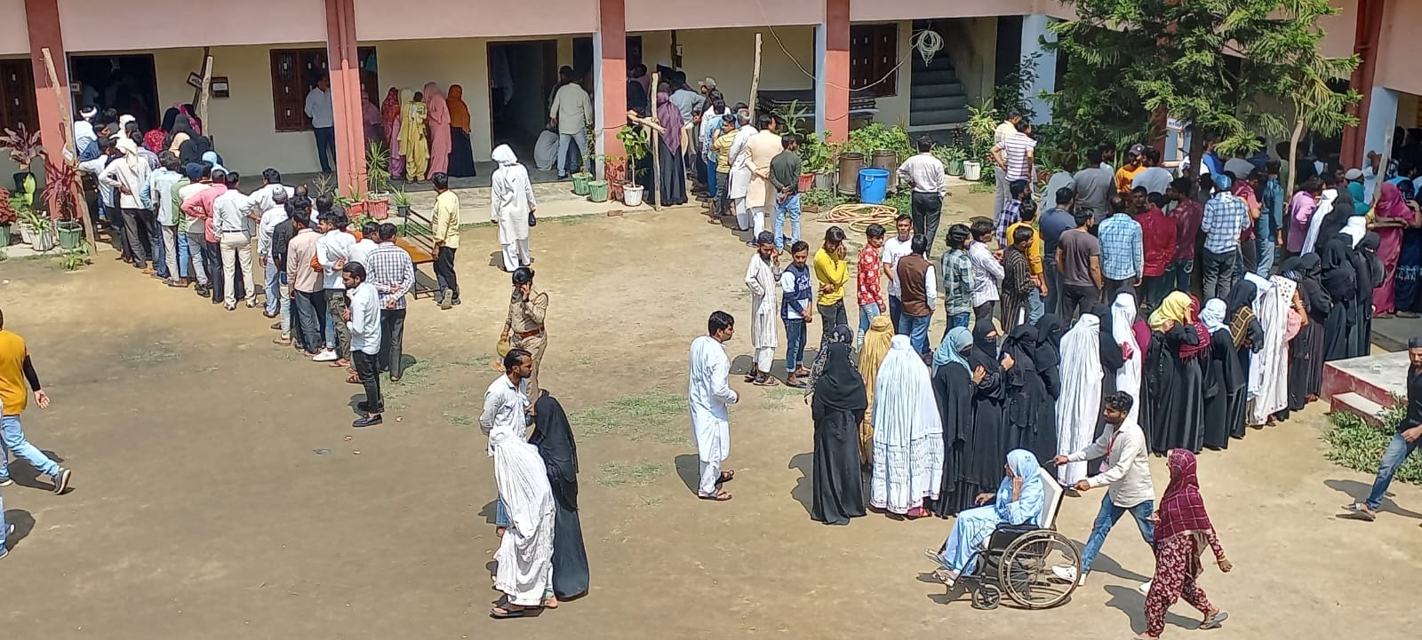 कैराना के पब्लिक इंटर कालेज में मुस्लिम महिला मतदाताओ की लगी लाइन