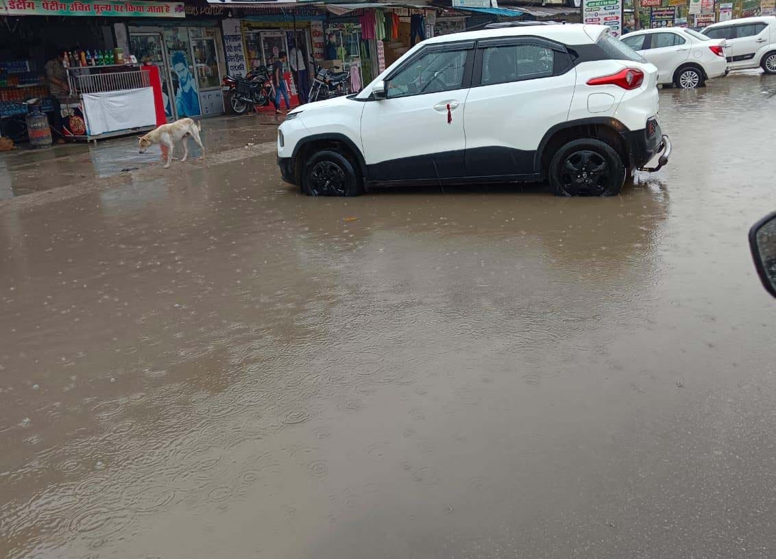 तुरकहियां मोहल्ले में भरा बारिश का पानी। तुरकहियां मोहल्ले में भरा बारिश का पानी।