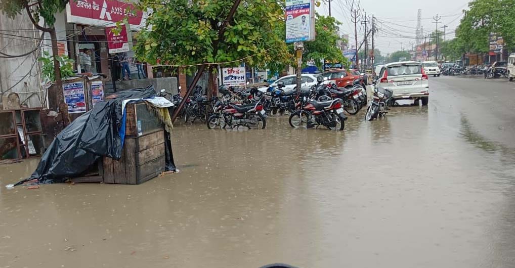 तुरकहियां मोहल्ले में भरा बारिश का पानी। तुरकहियां मोहल्ले में भरा बारिश का पानी।