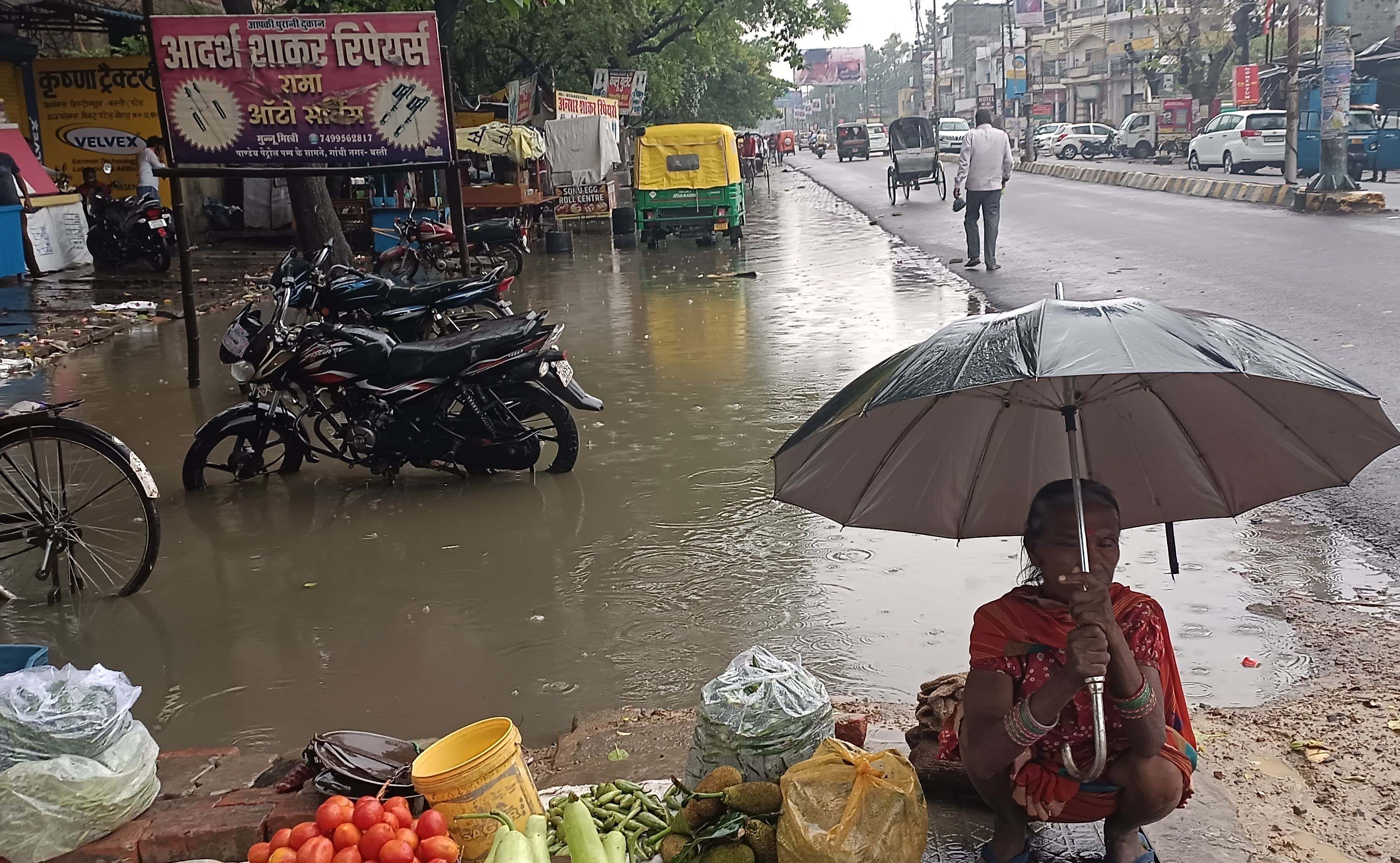 तुरकहियां मोहल्ले में भरा बारिश का पानी। तुरकहियां मोहल्ले में भरा बारिश का पानी।