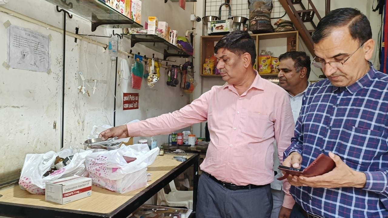 फोटो :43: सोनीपत के छोटूराम चौक स्थित पेट्स शॉप में छापा मार कार्रवाई के दौरान जांच करती मुख्यम