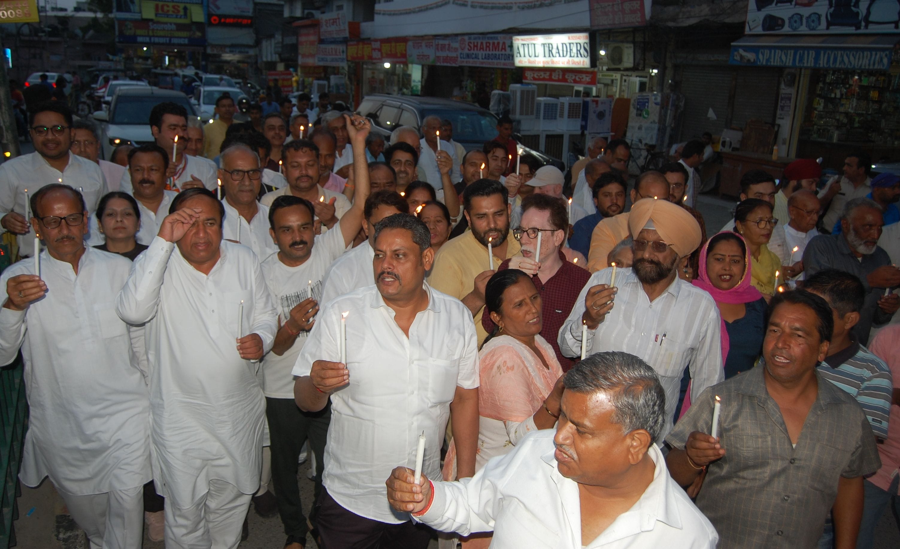 फोटो 44- जंतर-मंतर पर धरनारत पहलवानों के समर्थन में सुभाष चौक से पूर्व सांसद धर्मपाल मलिक, विधा