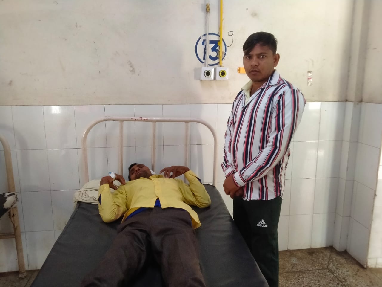 खिरनीबाग चौराहे पर हादसे के बाद पलटी कार