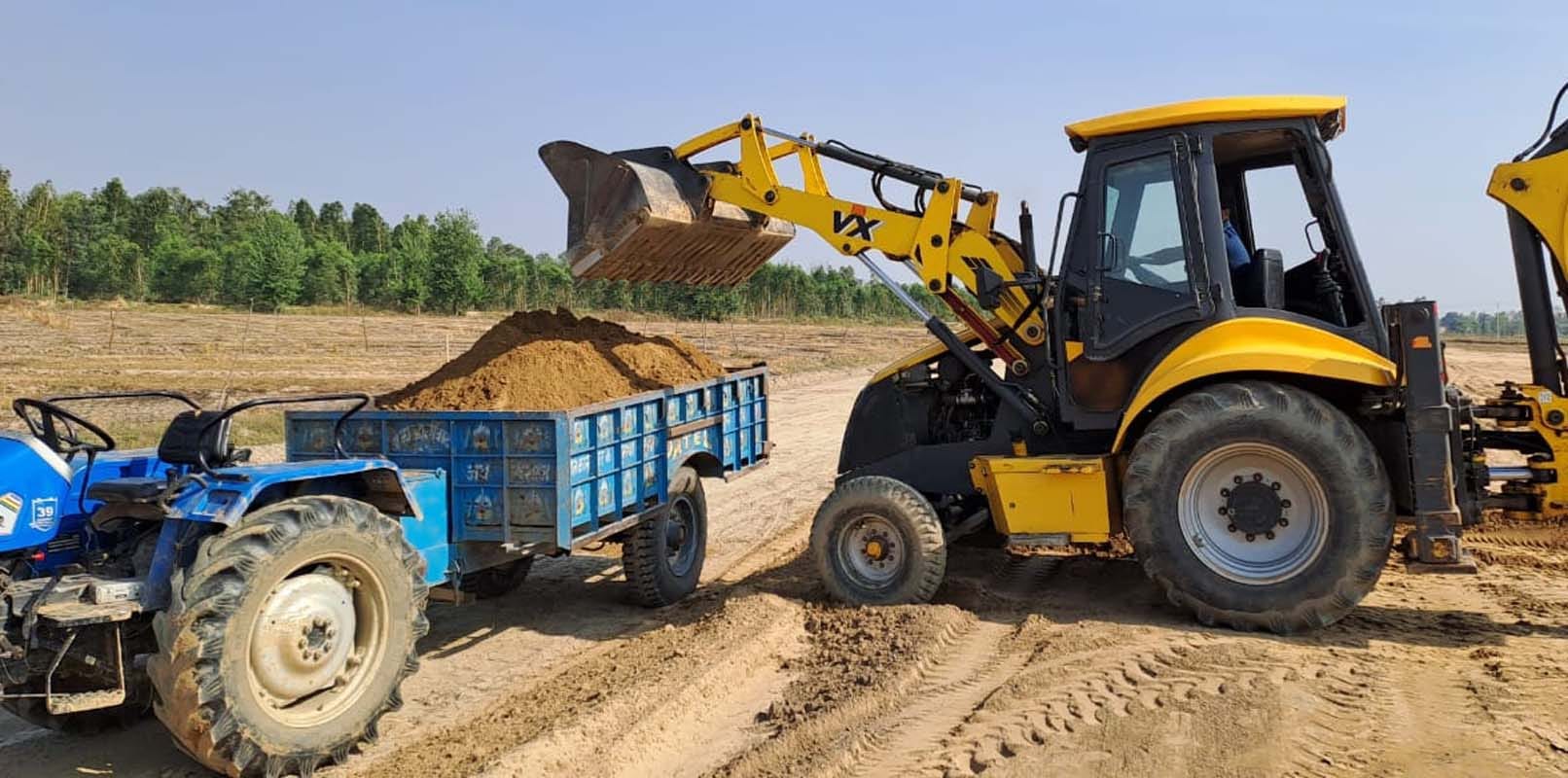 खुटार में बिना मुआवजा काम होने पर अधिकारियों से वार्ता करते किसान। संवाद