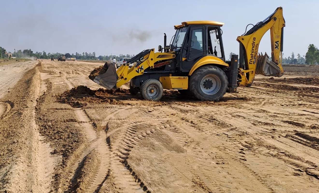 खुटार में बिना मुआवजा काम होने पर अधिकारियों से वार्ता करते किसान। संवाद