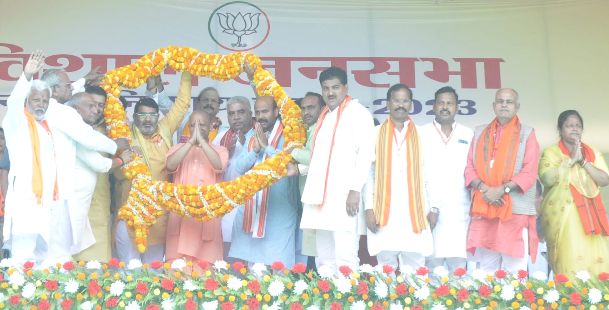 लोगों का अभिवादन करते सीएम योगी। लोगों का अभिवादन करते सीएम योगी।
