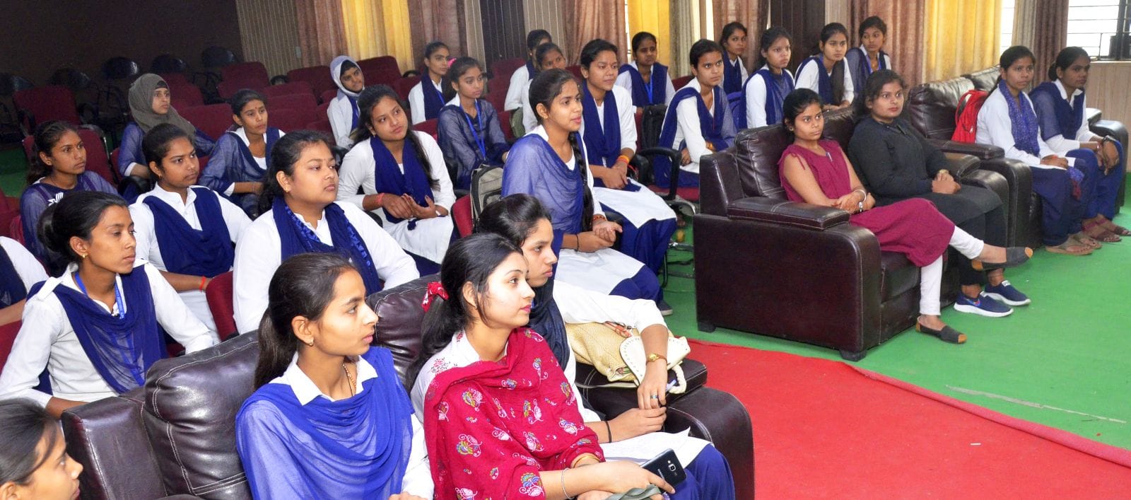 05बीडीएन02-राजकीय महाविद्यालय में अपराजिता कार्यक्रम में बोलती डीपीआरओ श्रेया मिश्रा। संवाद