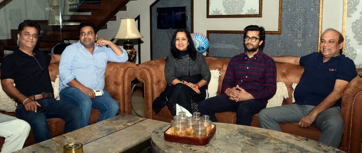 अकित विहार में  अपने पारिवार के साथ गठबंधन प्रत्याशी लवली शर्मा।