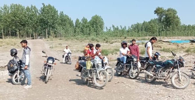 चिलकाना में यमुना नदी को नाव से पार करते ग्रामीण चिलकाना में यमुना नदी को नाव से पार करते ग्रामीण