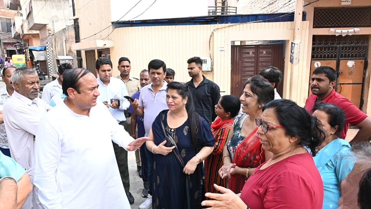 फोटो 17. न्यू महावीर कॉलोनी में लोगों की समस्याएं सुनते विधायक सुरेंद्र पंवार। संवाद