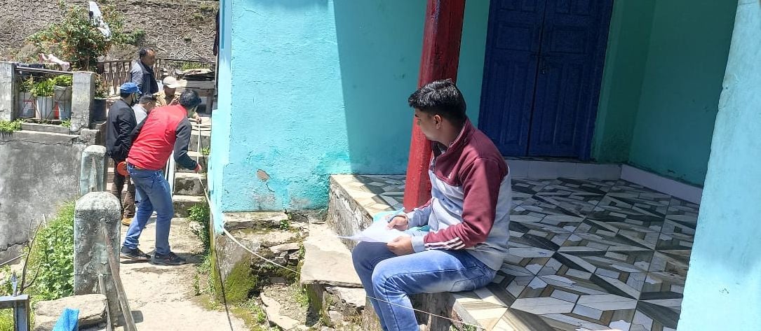 जागेश्वर धाम में मास्टर प्लान की जद में आने वाले भवनों की नापजोख करते राजस्व कर्मचारी। संवाद जागेश्वर धाम में मास्टर प्लान की जद में आने वाले भवनों की नापजोख करते राजस्व कर्मचारी। संवाद