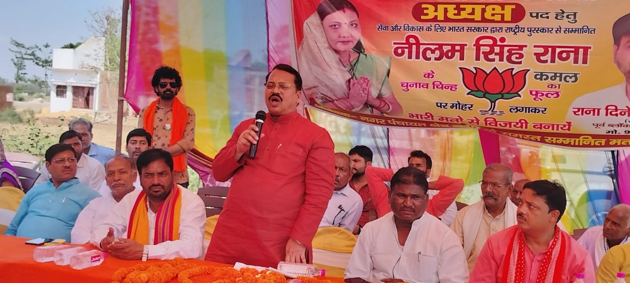 कप्तानगंज नगर पंचायत के मदनपुरा गाँव मे नुक्कड़ सभा को सम्बोधित करते कैविनेट मंत्री राकेश सचान ।