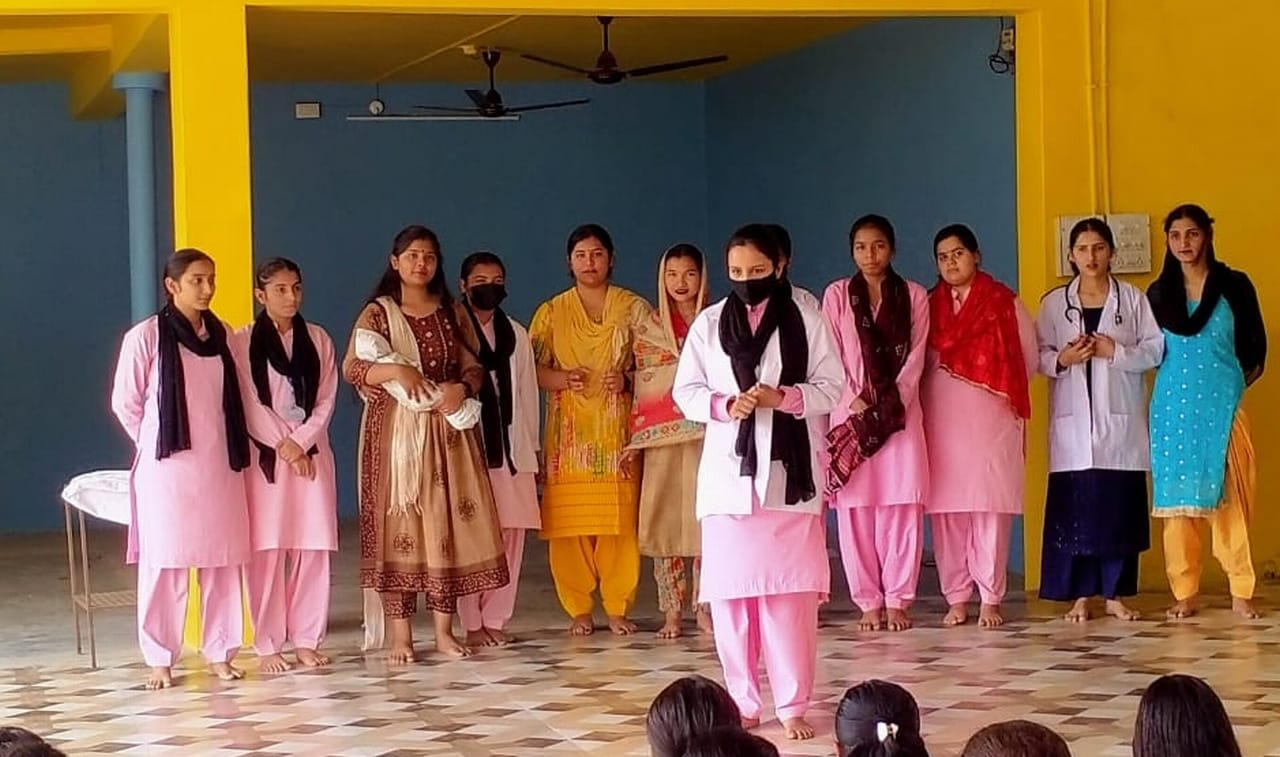 पदमावती कॉलेज ऑफ नर्सिंग में मिडवाइफ के महत्व को समझातीं नर्सिंग की छात्राएं। संवाद पदमावती कॉलेज ऑफ नर्सिंग में मिडवाइफ के महत्व को समझातीं नर्सिंग की छात्राएं। संवाद