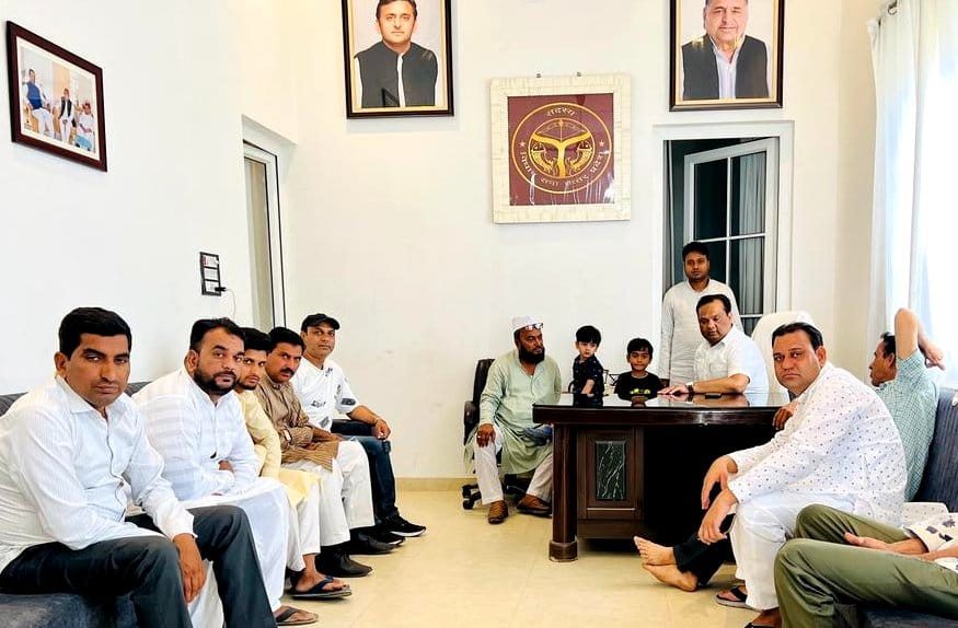 सहारनपुर में चुनाव के बाद गिल काॅलोनी में खुशी के पल पर परिवार के साथ मेयर कांग्रेस प्रत्याशी प सहारनपुर में चुनाव के बाद गिल काॅलोनी में खुशी के पल पर परिवार के साथ मेयर कांग्रेस प्रत्याशी प
