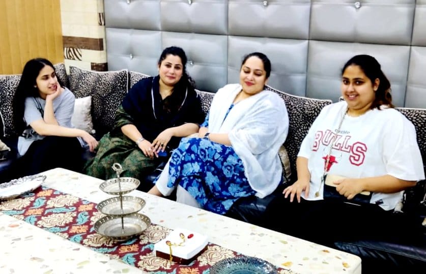 सहारनपुर में चुनाव के बाद गिल काॅलोनी में खुशी के पल पर परिवार के साथ मेयर कांग्रेस प्रत्याशी प सहारनपुर में चुनाव के बाद गिल काॅलोनी में खुशी के पल पर परिवार के साथ मेयर कांग्रेस प्रत्याशी प