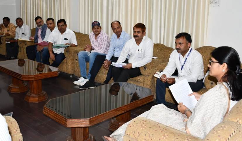 पंतनगर में एपीडा की समीक्षा बैठक करती उद्योग राज्य मंत्री अनुप्रिया पटेल।