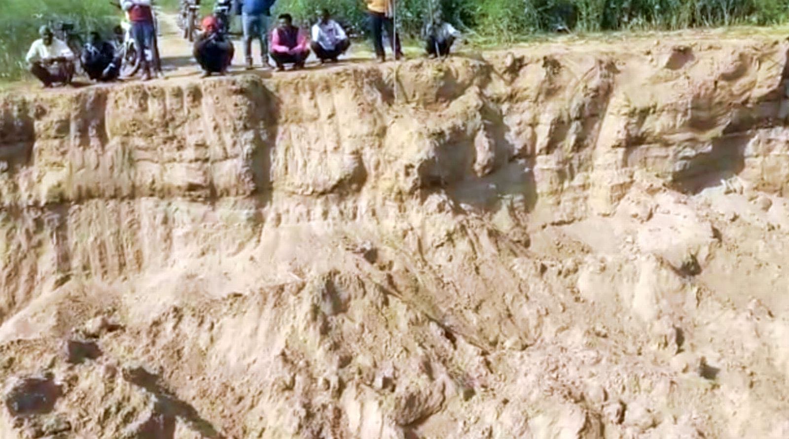 07बीडीएन40-एक्सप्रेस-वे पर मिट्टी डालने को की गई खुदाई। संवाद