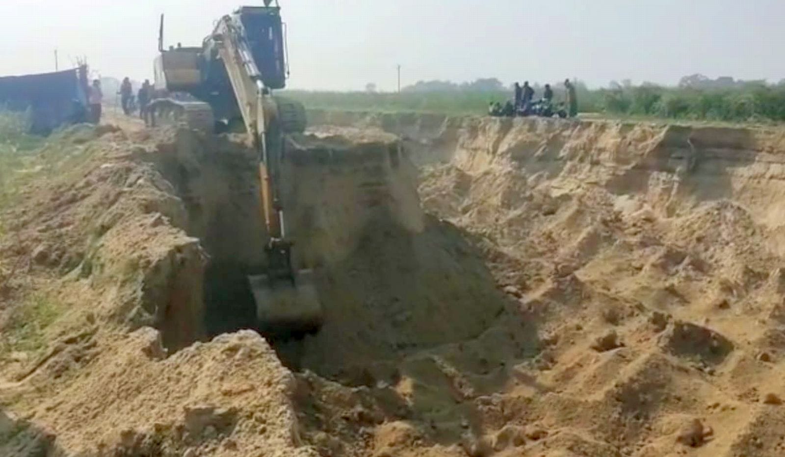 07बीडीएन40-एक्सप्रेस-वे पर मिट्टी डालने को की गई खुदाई। संवाद