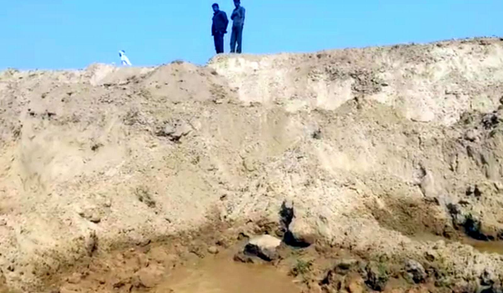 07बीडीएन40-एक्सप्रेस-वे पर मिट्टी डालने को की गई खुदाई। संवाद