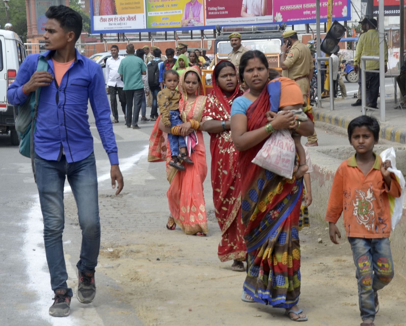 07बीडीएन46-रोडवेज बस अड्डे पर खड़े यात्री। संवाद