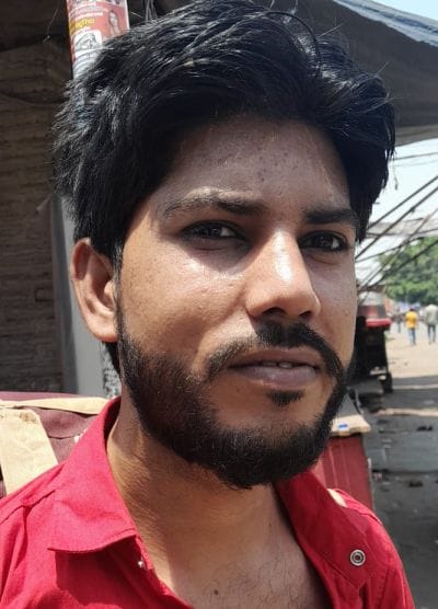 07बीडीएन46-रोडवेज बस अड्डे पर खड़े यात्री। संवाद