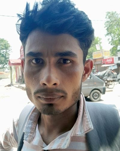 07बीडीएन46-रोडवेज बस अड्डे पर खड़े यात्री। संवाद