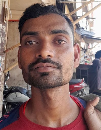 07बीडीएन46-रोडवेज बस अड्डे पर खड़े यात्री। संवाद