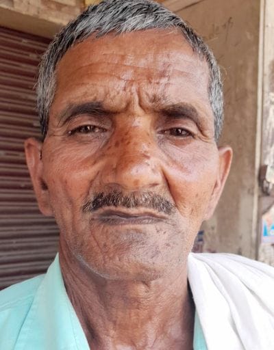 07बीडीएन46-रोडवेज बस अड्डे पर खड़े यात्री। संवाद