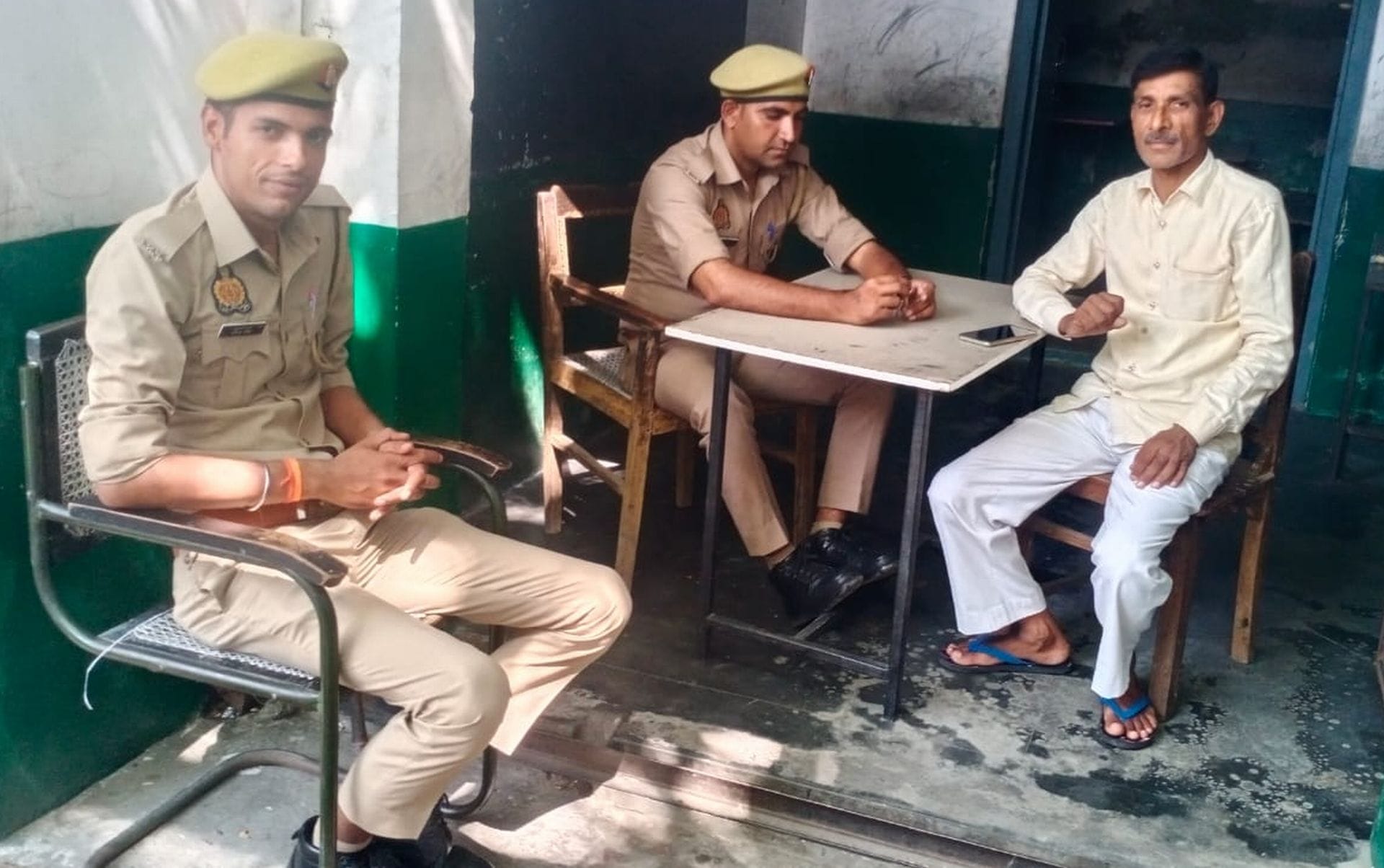 फोटो-07बीडीएन11, नगर पंचायत गुलड़िया में प्रत्याशी प्रतिभा सिंह को किया गया नजरबंद। संवाद फोटो-07बीडीएन11, नगर पंचायत गुलड़िया में प्रत्याशी प्रतिभा सिंह को किया गया नजरबंद। संवाद