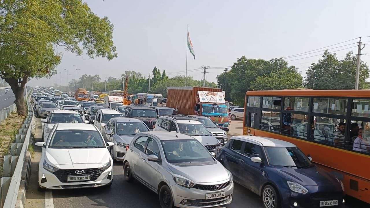 फोटो :17: सोनीपत में कुंडली बॉर्डर पर तैनात सोनीपत पुलिस के जवान। संवाद फोटो :17: सोनीपत में कुंडली बॉर्डर पर तैनात सोनीपत पुलिस के जवान। संवाद
