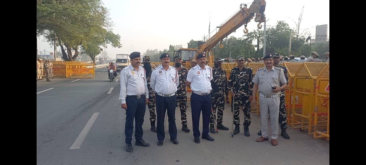 फोटो :17: सोनीपत में कुंडली बॉर्डर पर तैनात सोनीपत पुलिस के जवान। संवाद फोटो :17: सोनीपत में कुंडली बॉर्डर पर तैनात सोनीपत पुलिस के जवान। संवाद