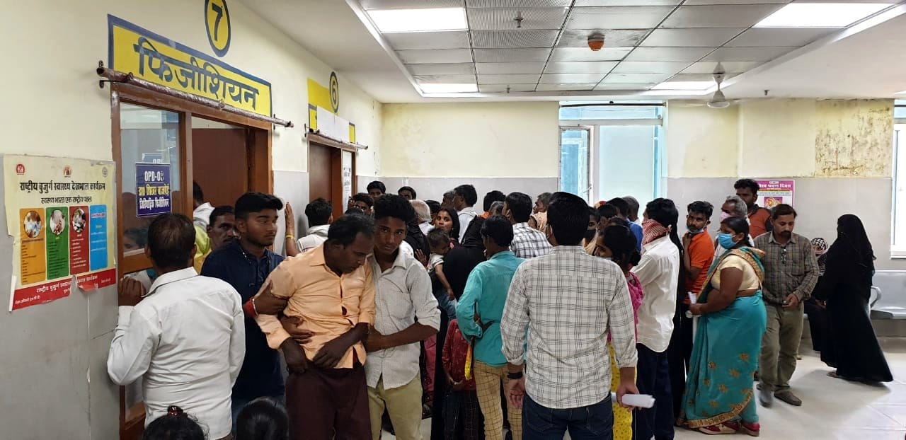 जिला अस्पताल के पर्चा काउंटर के सामने लगी मरीजों की भीड़ जिला अस्पताल के पर्चा काउंटर के सामने लगी मरीजों की भीड़