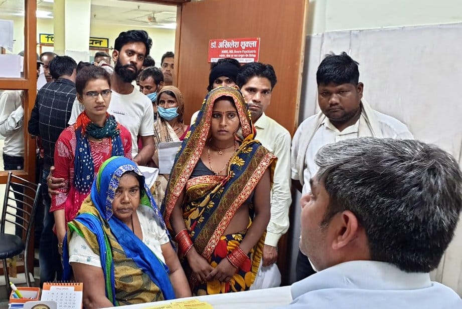 जिला अस्पताल के पर्चा काउंटर के सामने लगी मरीजों की भीड़ जिला अस्पताल के पर्चा काउंटर के सामने लगी मरीजों की भीड़