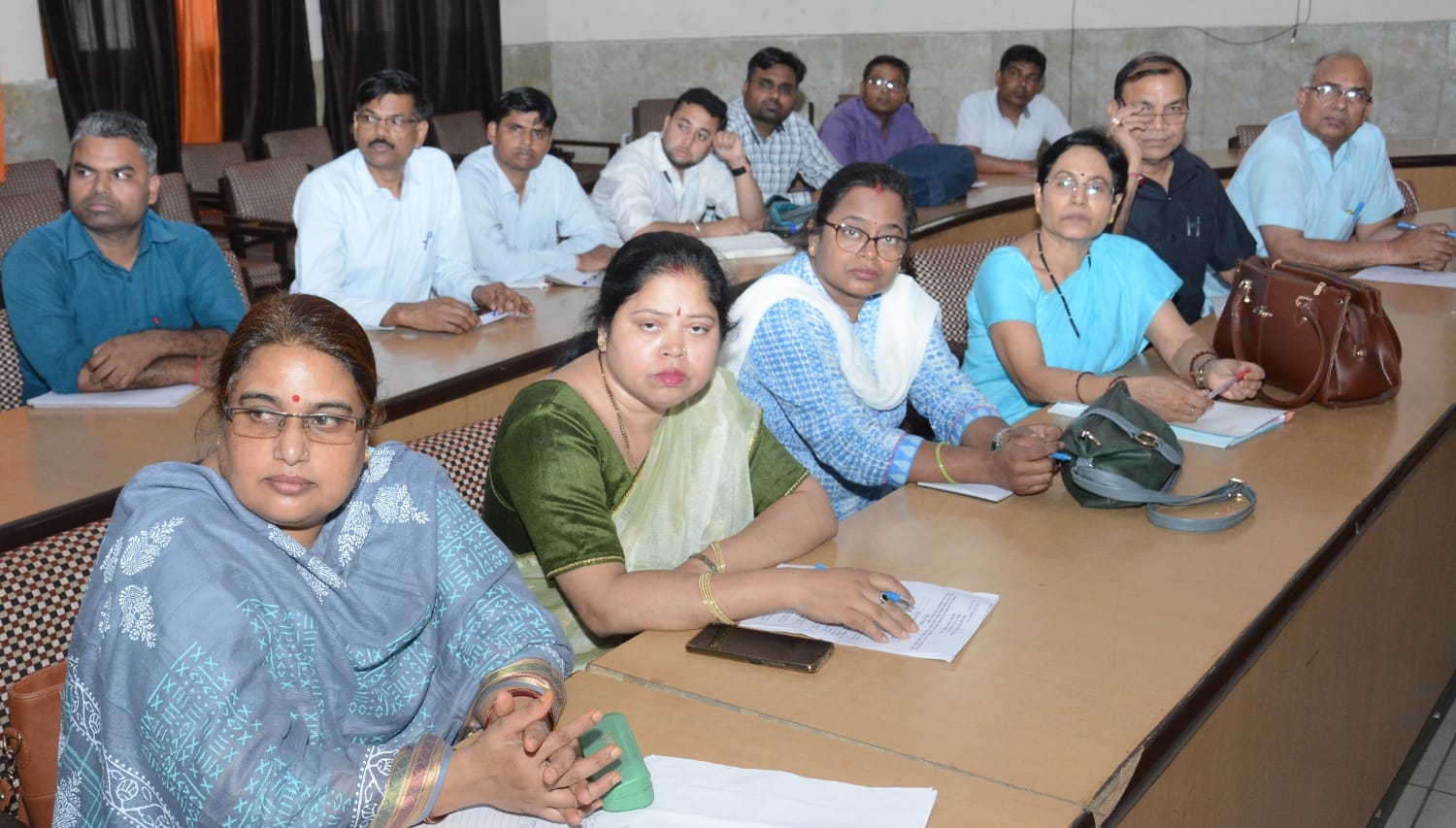 जिला पंचायत सभागार में पीसीएस- प्री परीक्षा संबधी बैठक लेते डीएम। जिला पंचायत सभागार में पीसीएस- प्री परीक्षा संबधी बैठक लेते डीएम।