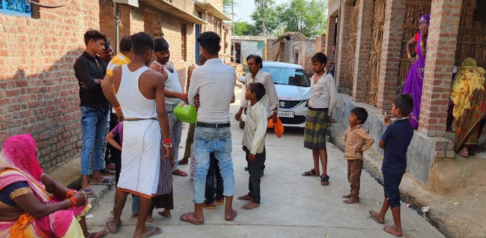 08बीडीएन23आर-जिला अस्पताल की इमरजेंसी में भर्ती बच्चों का हाल जानते सीएमओ डॉ.प्रदीप वार्ष्णेय।स