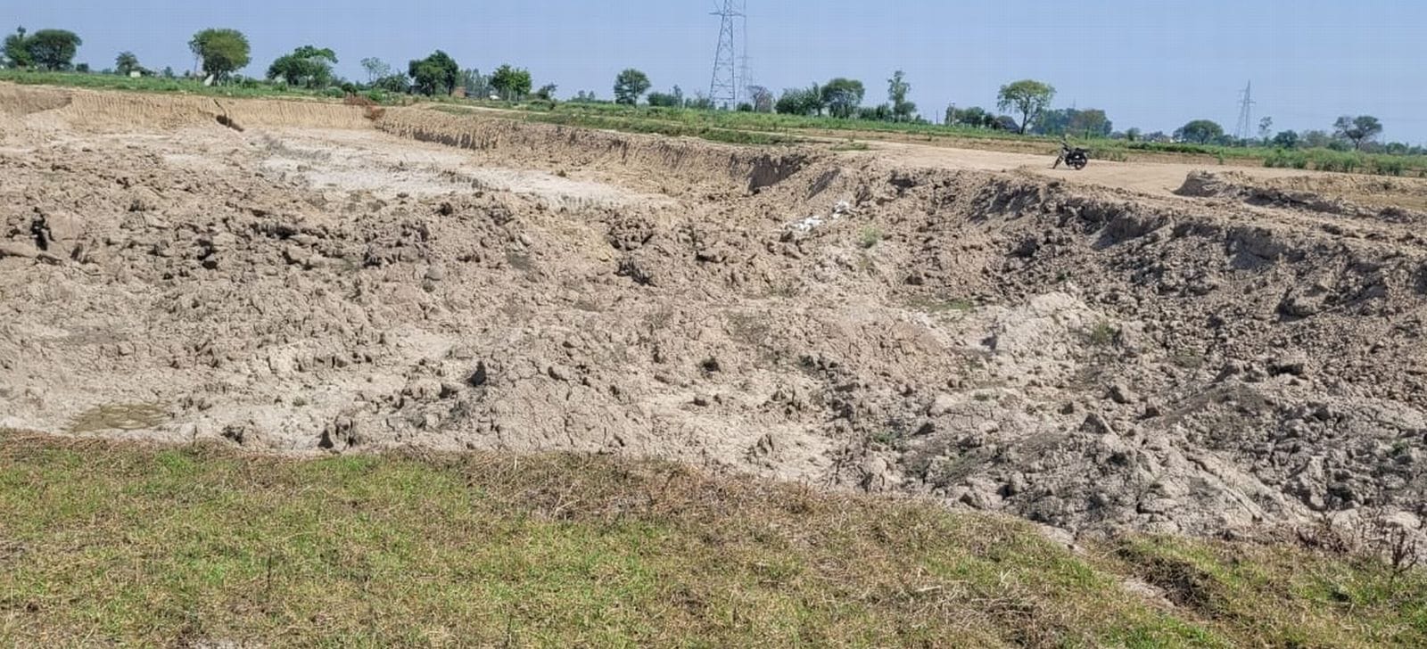 08बीडीएन47-वजीरगंज इलाके में एक्सप्रेस-वे को खोदी गई मिट्टी।संवाद