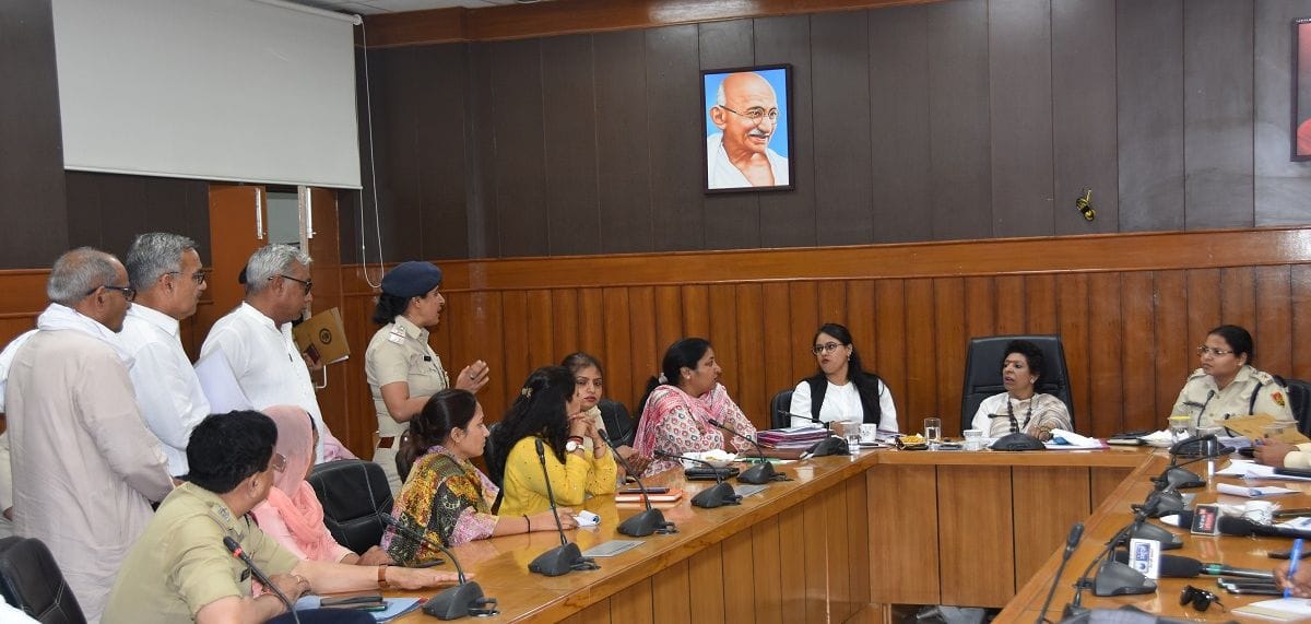 फोटो 46- लघु सचिवालय में पीड़ित महिलाओंं की शिकायतें सुनती राज्य महिला आयोग की अध्यक्ष रेनू भाटि फोटो 46- लघु सचिवालय में पीड़ित महिलाओंं की शिकायतें सुनती राज्य महिला आयोग की अध्यक्ष रेनू भाटि