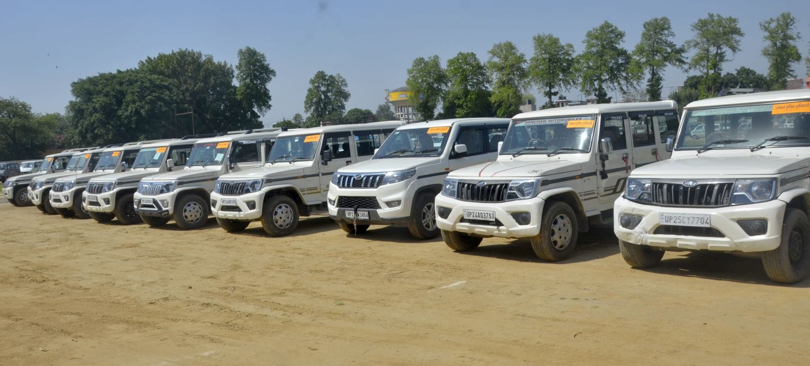 09बीडीएन04-कलक्ट्रेट के सामने महाराणा प्रताप की प्रतिमा पर माल्यार्पण करते क्षत्रिय समाज के लोग