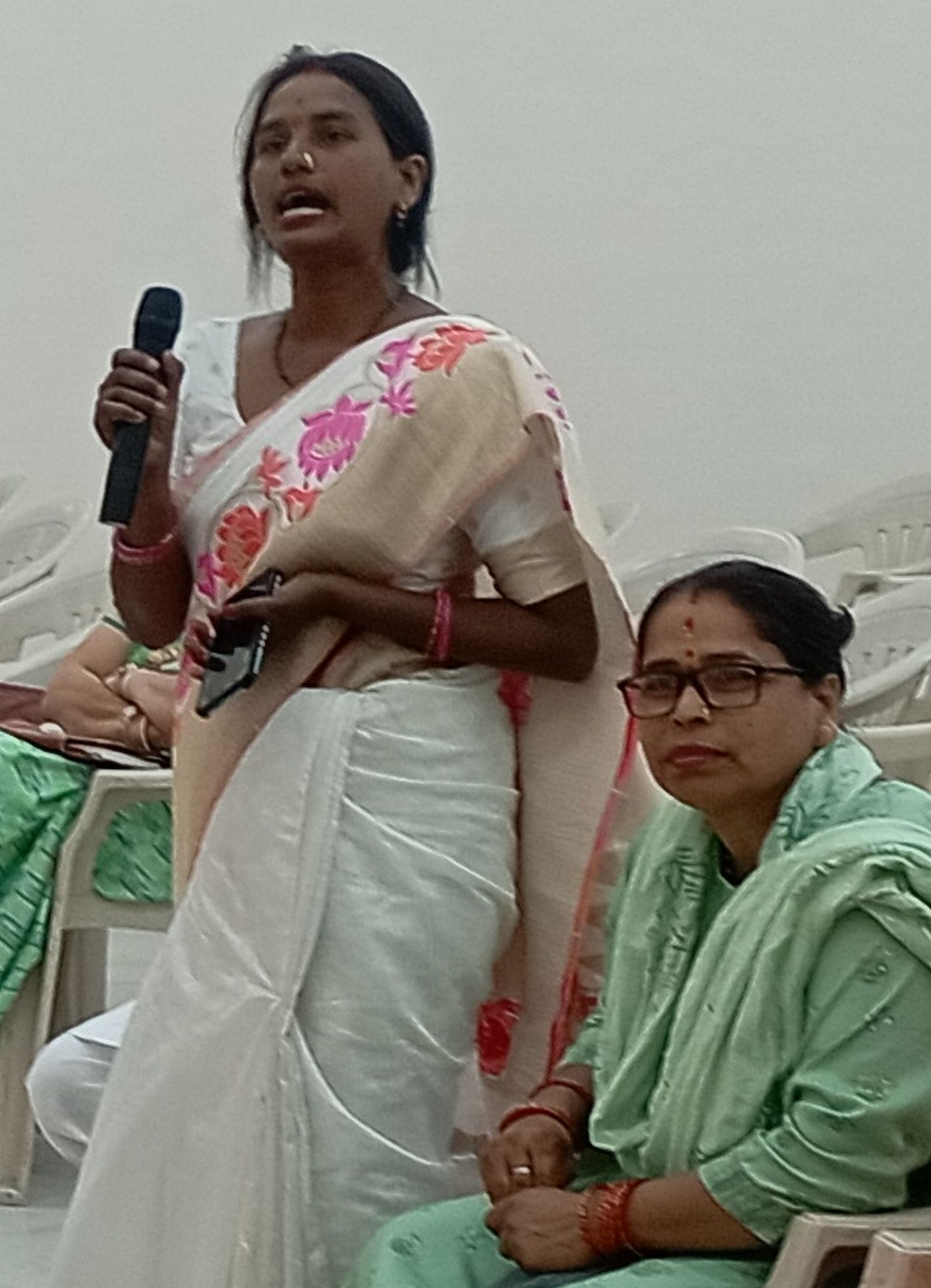बीडीसी बोर्ड बैठक के बीच में वरिष्ठ उप प्रमुख के हस्ताक्षर करवाते वीपीडीओ। बीडीसी बोर्ड बैठक के बीच में वरिष्ठ उप प्रमुख के हस्ताक्षर करवाते वीपीडीओ।
