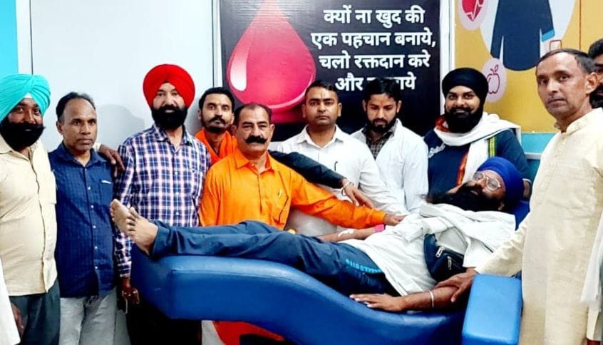 काशीपुर के एमपी चौक स्थित महाराणा प्रताप प्रतिमा की पूजा-अर्चना करते क्षत्रिय महासभा के सदस्य। काशीपुर के एमपी चौक स्थित महाराणा प्रताप प्रतिमा की पूजा-अर्चना करते क्षत्रिय महासभा के सदस्य।
