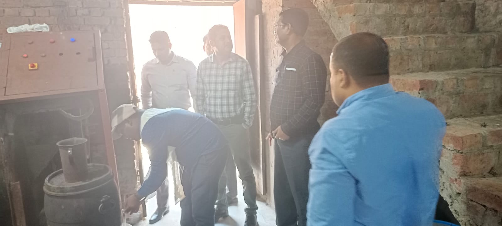 मंडी समिति रोड फाल्ट ठीक करते विद्युत कर्मी मंडी समिति रोड फाल्ट ठीक करते विद्युत कर्मी